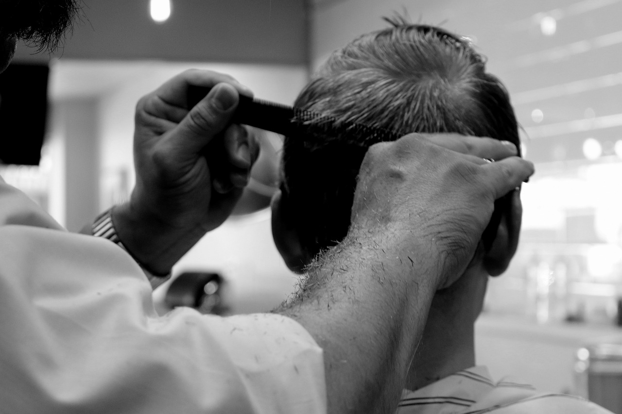 Co powinien oferować dobry salon fryzjerski – najważniejsze usługi i dodatkowe atrakcje