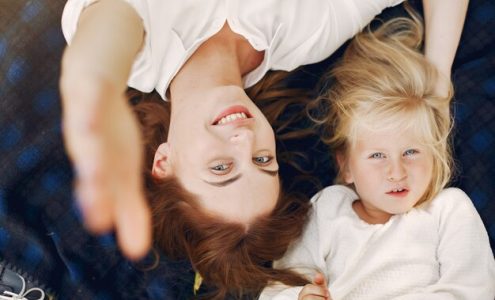 Rodzinne sesje zdjęciowe jako sposób na budowanie bliskości i wyrażanie stylu