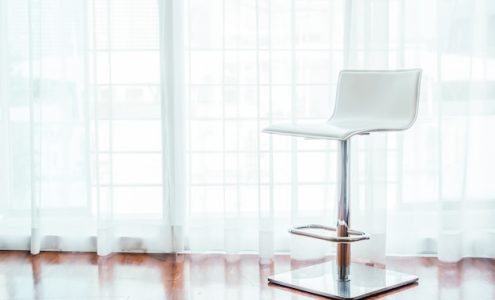 Dlaczego warto zainwestować w obrotowy taboret kosmetyczny?