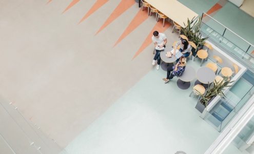 Jak odpowiednio dobrać podłogę do nowoczesnych przestrzeni biurowych?